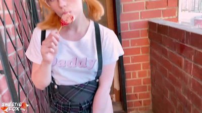 Schoolgirl Sucks nws dick tob thiab fucks es tsis txhob ntawm chav kawm.