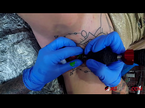 ❤️ Tsis tshua muaj tattooed hottie Sully Savage tau txais tattoo ntawm nws clitoris ❤️❌  Sex video  ntawm porn hmn.ttsex.ru